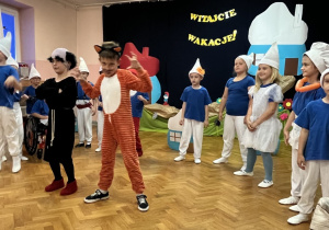 Gargamel i Klakier śpiewają piosenkę.