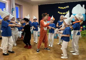 Wszystkie smerfy z Gargamelem i Klakierem tańczą i śpiewają.