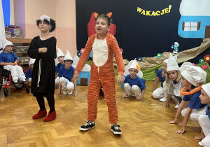 Gargamel i Klakier śpiewają piosenkę.