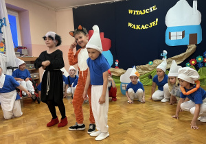Gargamel i Klakier śpiewają piosenkę.