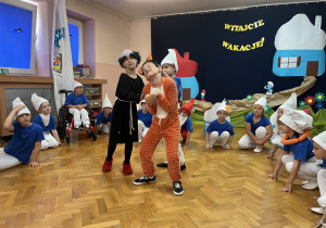 Gargamel i Klakier śpiewają piosenkę.