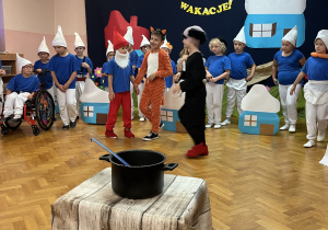 Gargamel i Klakier stoją wraz z Papą Smerfem.