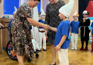 Dziewczynka z grupy I odbiera pożegnalne prezenty.