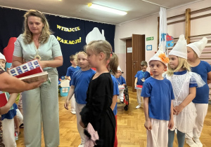 Dzieci z grupy IV odbierają pożegnalne prezenty.