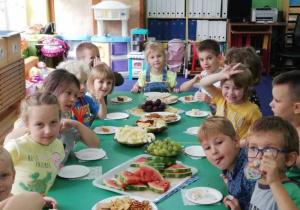Wszyscy razem zadowoleni siedzimy przy stole.