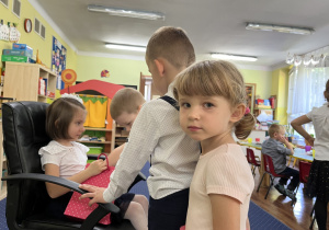 Dzieci składają życzenia i biorą cukierki.