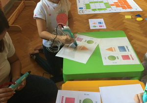 Dzieci rysują figury geometryczne z wykorzystaniem długopisu 3D.