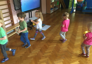 Dzieci bawią się figurami geometrycznymi.
