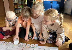 Dzieci programują genibota.
