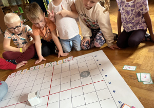 Dzieci obserwują zaprogramowanego genibota.