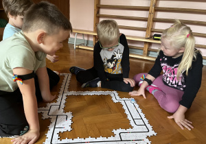 Dzieci obserwują ozobota.