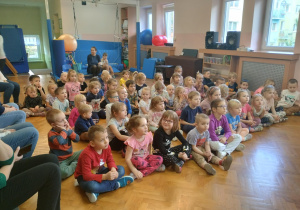 dzieci oglądają przedstawienie kukiełkowe na sali gimnastycznej