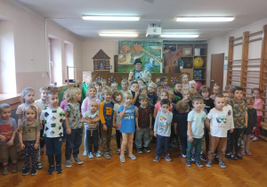 dzieci oglądają przedstawienie kukiełkowe na sali gimnastycznej