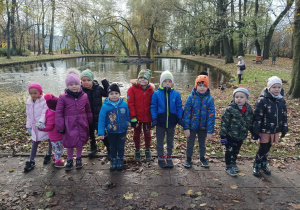 dzieci pozują do wspólnego zdjęcia w parku