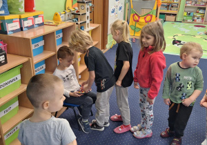 dzieci w grupie świętują urodziny kolegi, składają mu życzenia