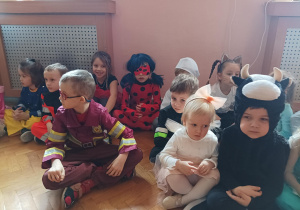 dzieci w przebraniach karnawałowych na balu przebierańców, na sali gimnastycznej
