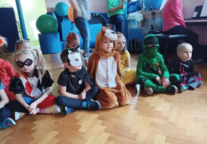 dzieci w przebraniach karnawałowych na balu przebierańców, na sali gimnastycznej