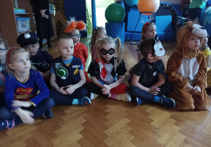dzieci w przebraniach karnawałowych na balu przebierańców, na sali gimnastycznej