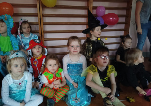 dzieci w przebraniach karnawałowych na balu przebierańców, na sali gimnastycznej