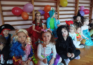 dzieci w przebraniach karnawałowych na balu przebierańców, na sali gimnastycznej