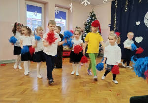 Dzieci tańczą.