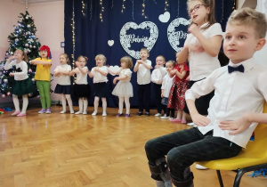 Dzieci tańczą.