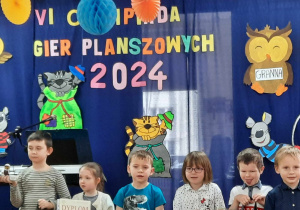 Dzieci pozują do zdjęcia.