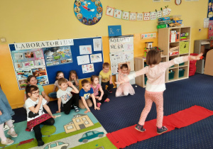 Prezentacja dzieci na czerwonym dywanie.