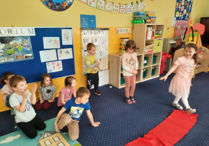 Prezentacja dzieci na czerwonym dywanie.