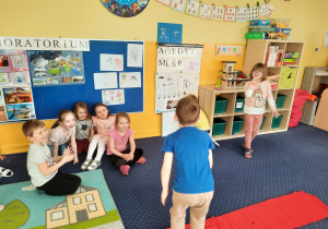 Prezentacja dzieci na czerwonym dywanie.