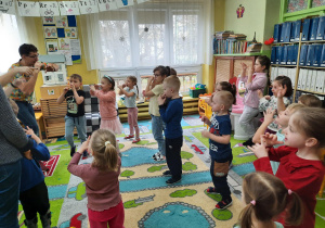 Zabawa ruchowa dzieci przy muzyce.