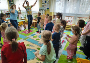 Zabawa ruchowa dzieci przy muzyce.