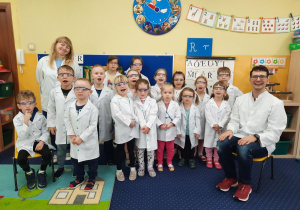 Wspólne zdjęcie wszystkich dzieci wraz z prowadzącymi warsztaty.