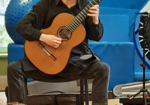 Gitarzysta gra.