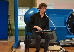 Dzieci słuchają muzyki.