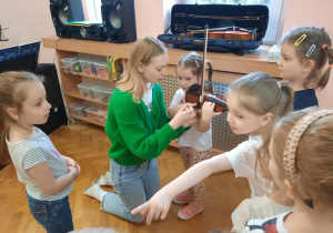 Dzieci próbują grać na instrumentach.