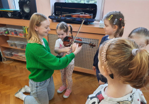 Dzieci próbują grać na instrumentach.