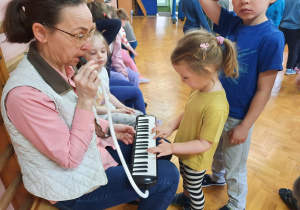 Dzieci próbują grać na instrumentach.