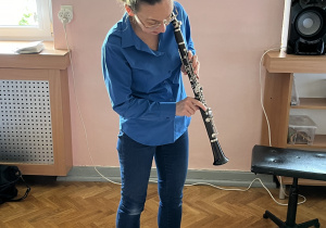 Dzieci oglądają klarnet.