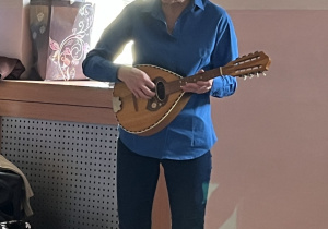 Dzieci oglądają mandolinę.