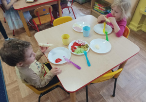 dzieci samodzielnie przygotowują sobie kanapki