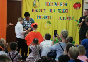 Dzieci odbierają nagrody z rąk Pani dyrektor.