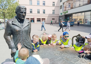 dzieci podczas wycieczki na ul. Piotrkowskiej