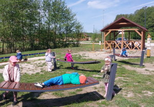 dzieci bawią się na placu zabaw