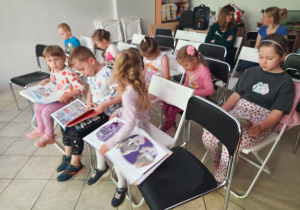 Dzieci oglądają książki.