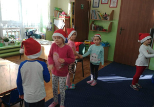 Zabawy przy muzyce.