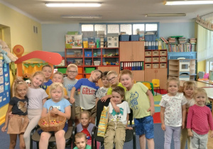 chłopiec i dziewczynka świętują urodziny, dzieci składają im życzenia, wszyscy pozują do wspólnego zdjęcia