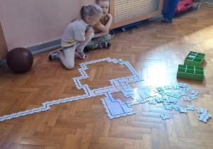 Dziewczynka obserwuje drogę ozobota.