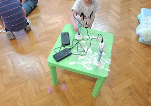 Dziewczynka korzysta z długopisu 3D.