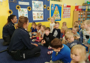 Dzieci z grupy 1 i 2 rozmawiają z policjantkami.